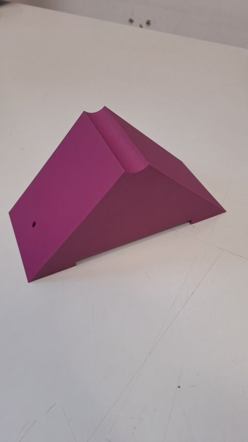 Rohový držák reproduktoru – osazený